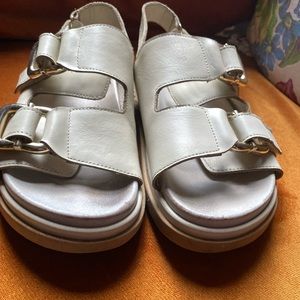 Alohas Marshmallow sandals with velcro closure